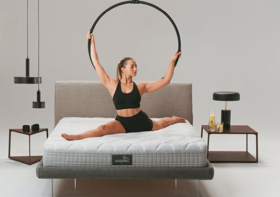 woman with circle on Magniflex mattress